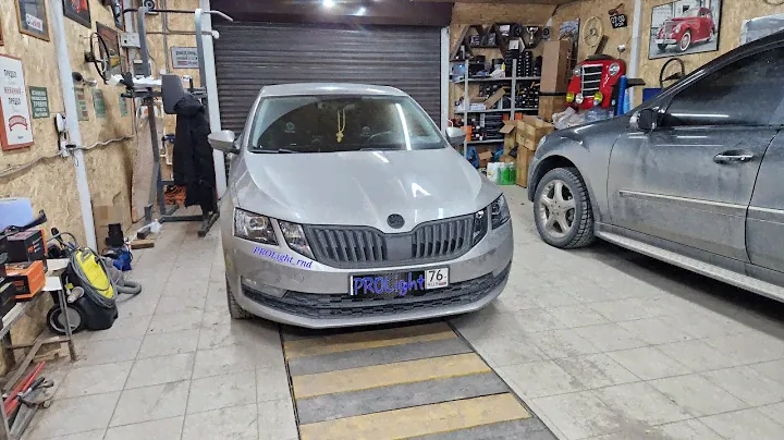 Skoda Octavia Установка BI-LED линз ZORKiY X70-S Laser Effect с прямоугольными масками.